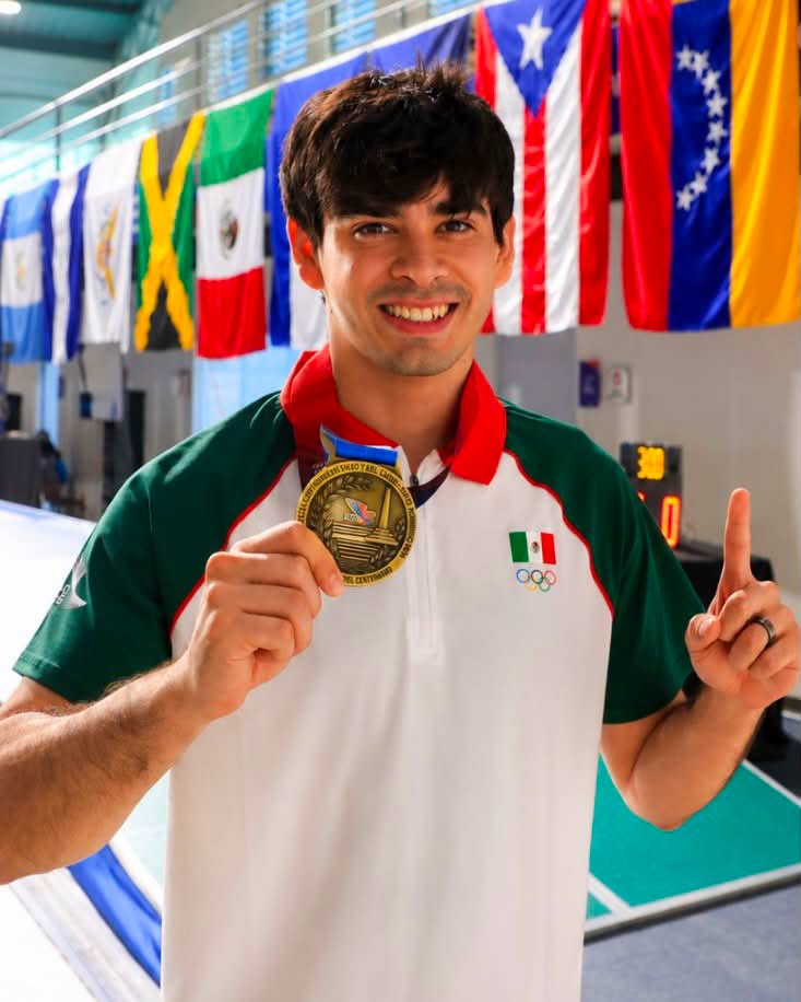 &iexcl;Orgullo cachanilla! Brandon Romo se viste de oro e iza la bandera de M&eacute;xico en Santo Domingo