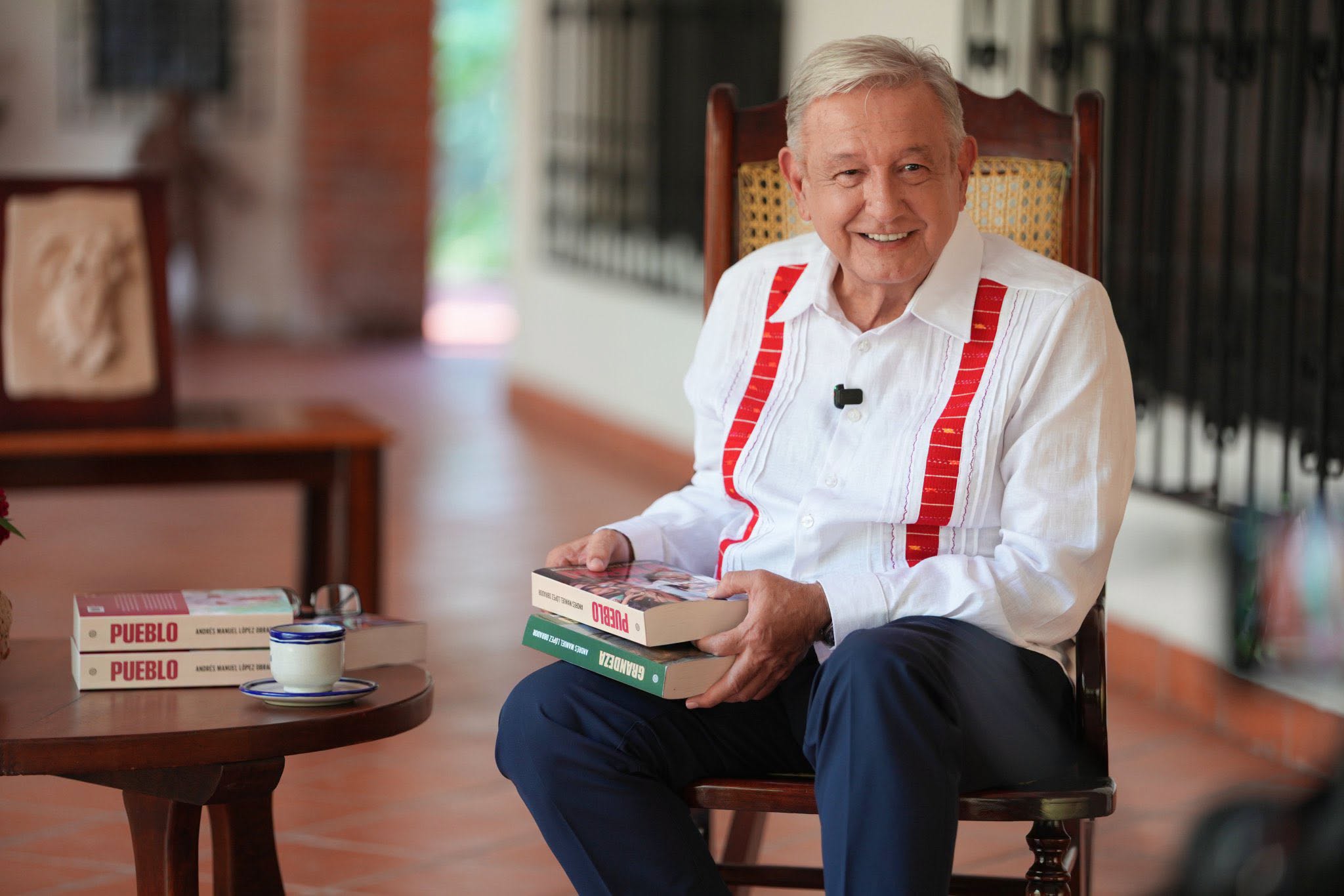 &iexcl;Reaparici&oacute;n y nuevo libro! Presenta Andr&eacute;s Manuel L&oacute;pez Obrador su obra 